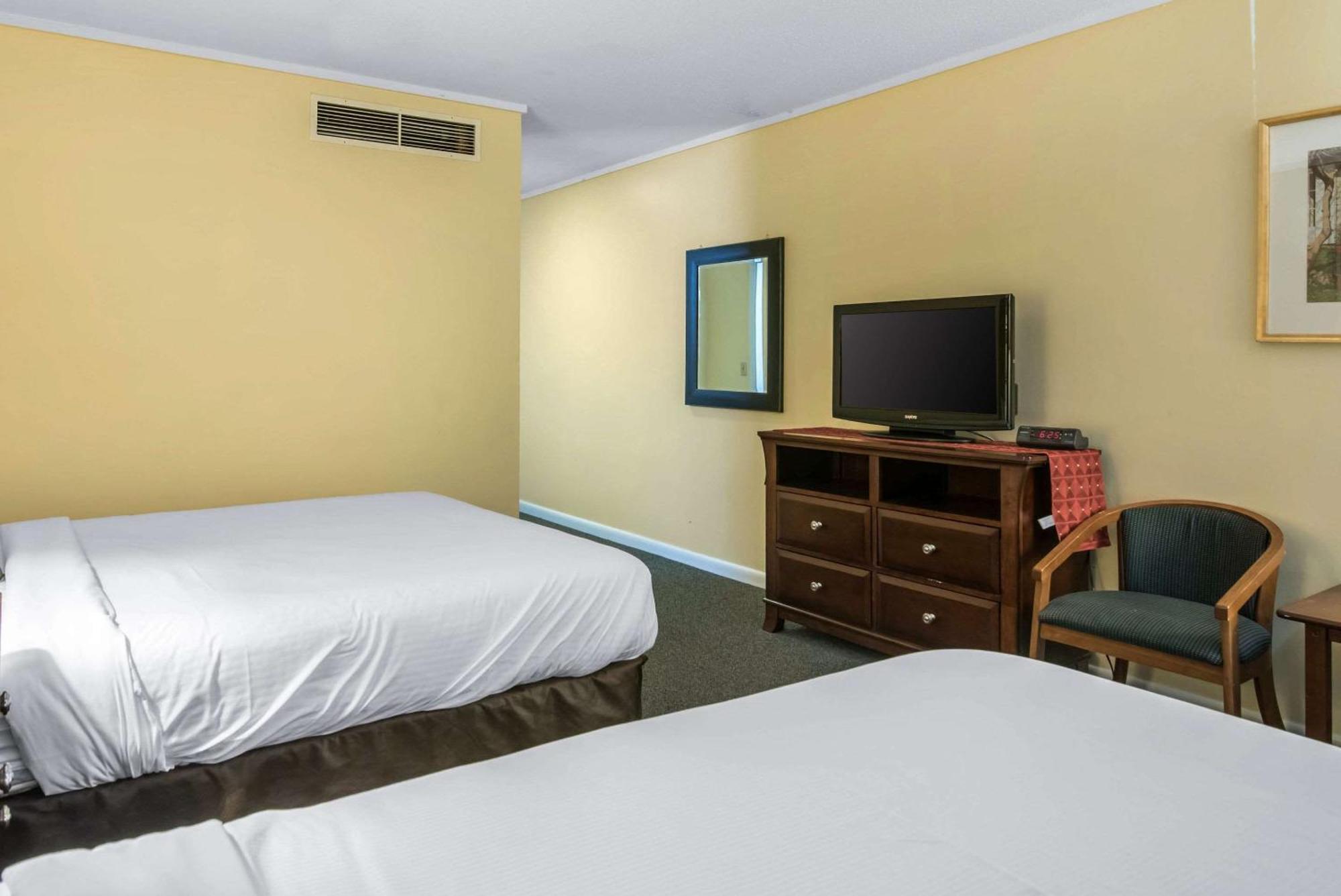 Tiltonlodge Inn & Suites Exterior photo