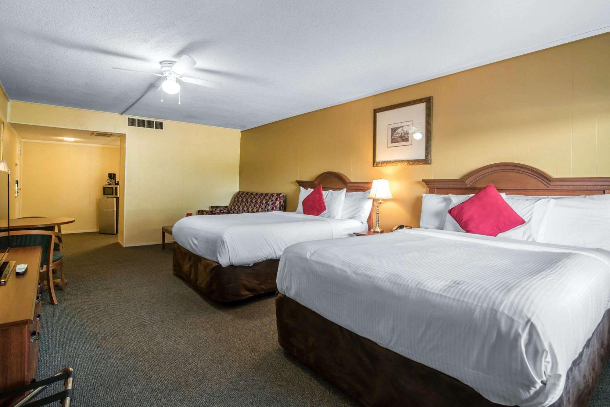 Tiltonlodge Inn & Suites Exterior photo